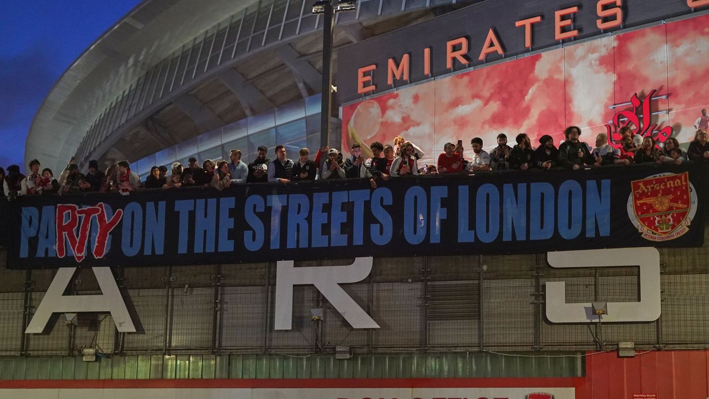 Arsenal-Fans zeigen nach dem Titelgewinn ein Banner am Stadion: "Party auf Londons Straßen" Foto: Alberto Pezzali/AP/dpa