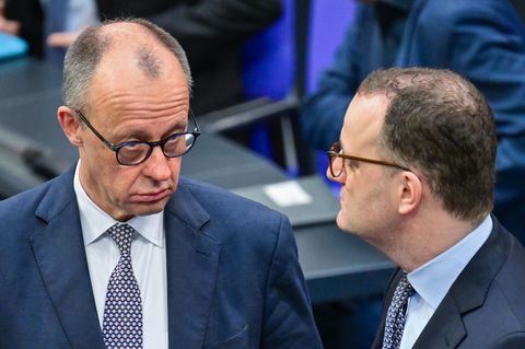 Kanzler Friedrich Merz und Fraktionschef Jens Spahn unterhalten sich im Bundestag