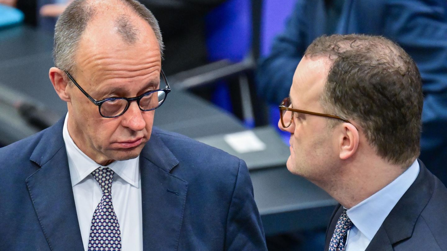 Kanzler Friedrich Merz und Fraktionschef Jens Spahn unterhalten sich im Bundestag