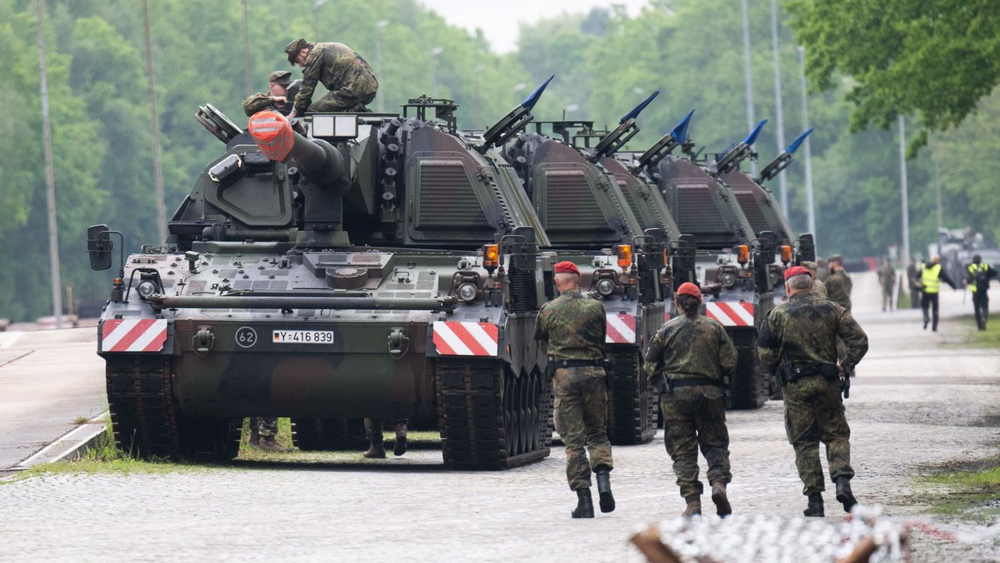 Kettenfahrzeuge der Panzergrenadierbrigade 37 bei einer Heimatschutzübung zur Bahnentladung am Truppenübungsplatz. Foto: Julian