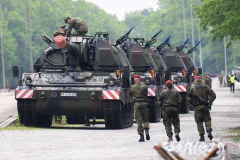 Kettenfahrzeuge der Panzergrenadierbrigade 37 bei einer Heimatschutzübung zur Bahnentladung am Truppenübungsplatz. Foto: Julian