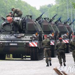 Kettenfahrzeuge der Panzergrenadierbrigade 37 bei einer Heimatschutzübung zur Bahnentladung am Truppenübungsplatz. Foto: Julian
