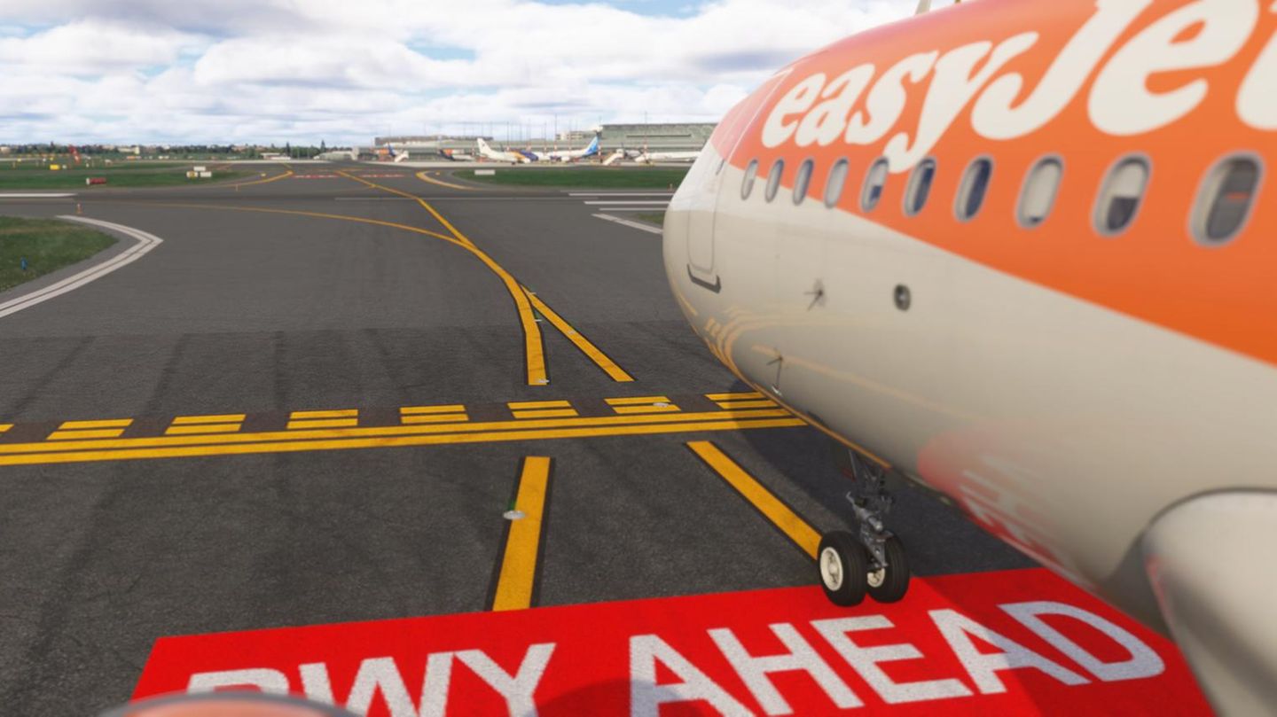 Ein Verkehrsflugzeug wartet an einer Halteposition mit der Aufschrift Cross RWY
