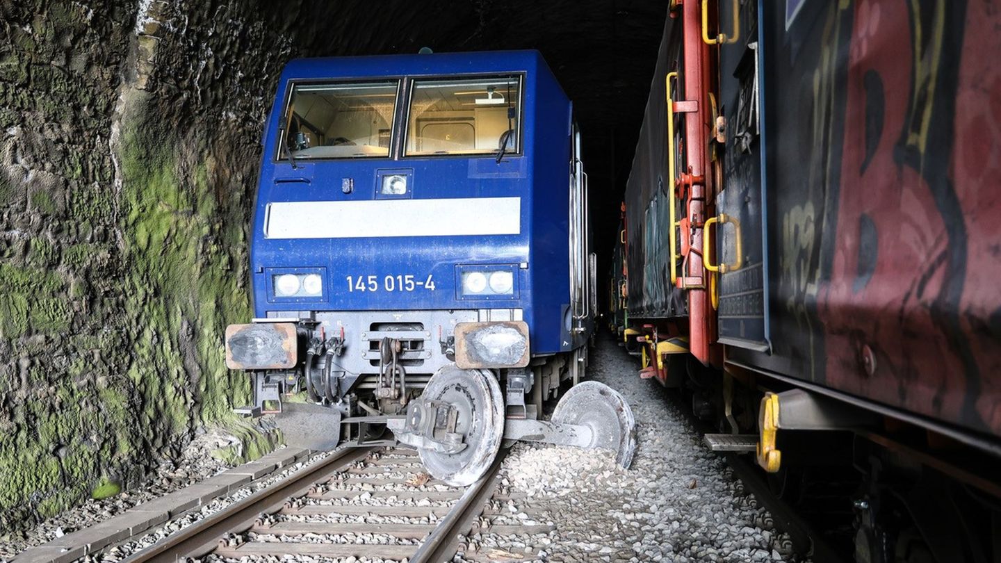 Bei Plettenberg im Sauerland ist nach einem Güterzug-Unfall eine Bahnstrecke gesperrt. Foto: Alex Talash/dpa