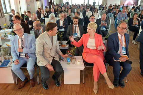 Vertreter aus Politik, Wirtschaft und Tourismusbranche trafen sich in neuen Sportschule Yachthafen Warnemünde. Foto: Bernd Wüstn