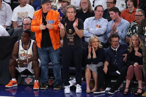 Ben Stiller, Christine Taylor, Michael J. Fox, Tracy Pollan und Timothée Chalamet jubeln im Madison Square Garden in New York