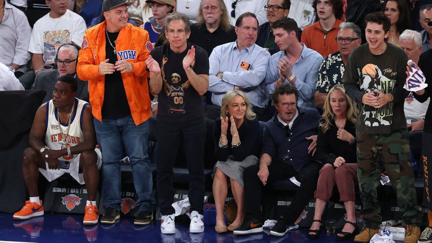 Ben Stiller, Christine Taylor, Michael J. Fox, Tracy Pollan und Timothée Chalamet jubeln im Madison Square Garden in New York