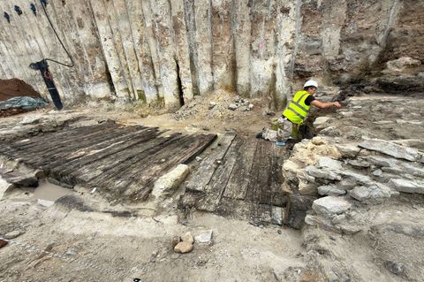 An der Stelle in Aschaffenburg war bisher keine eisenzeitliche Siedlung oder Ähnliches vermutet worden. Foto: Daniel Löb/dpa