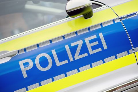 Nach dem Vorfall in der Würzburger Straße in Aschaffenburg sicherten Einsatzkräfte der Polizei Spuren am Tatort. (Symbolbild) Fo