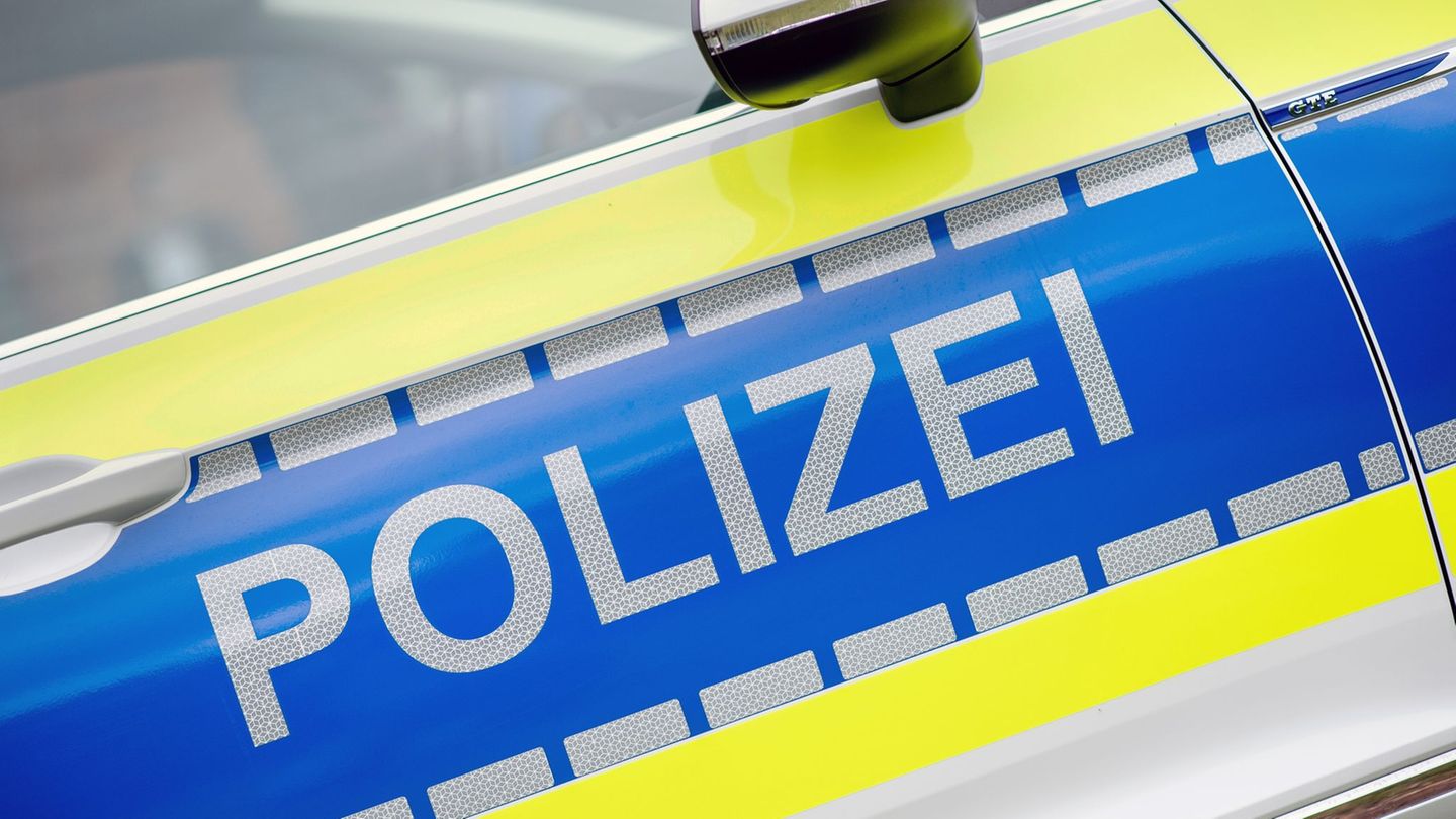 Nach dem Vorfall in der Würzburger Straße in Aschaffenburg sicherten Einsatzkräfte der Polizei Spuren am Tatort. (Symbolbild) Fo