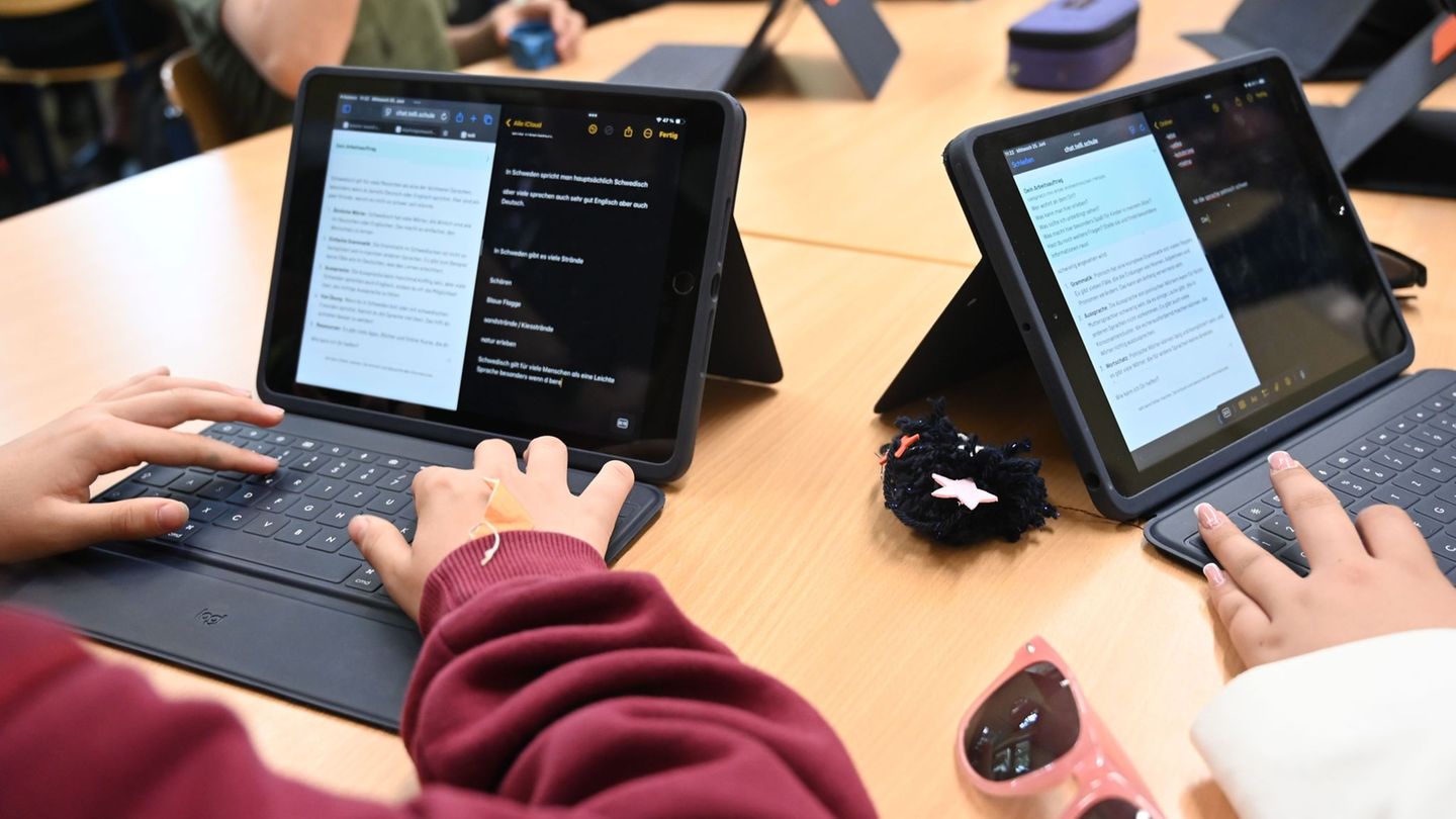 An Berliner Schulen soll ein neuer KI-Chatbot Lehrkräfte und Schüler unterstützen. (Symbolbild) Foto: Carmen Jaspersen/dpa