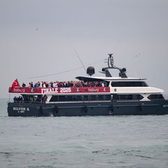 Die Freiburger Fans stimmen sich auf das Europa-League-Finale ein. Foto: Robert Michael/dpa