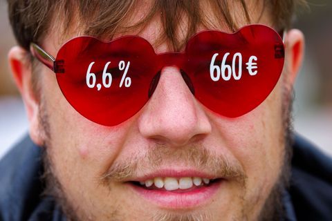 Verdi fordert unter anderem eine Entgelterhöhung von 6,6 Prozent bei einer Laufzeit von zwölf Monaten sowie einen Verdi-Mitglied