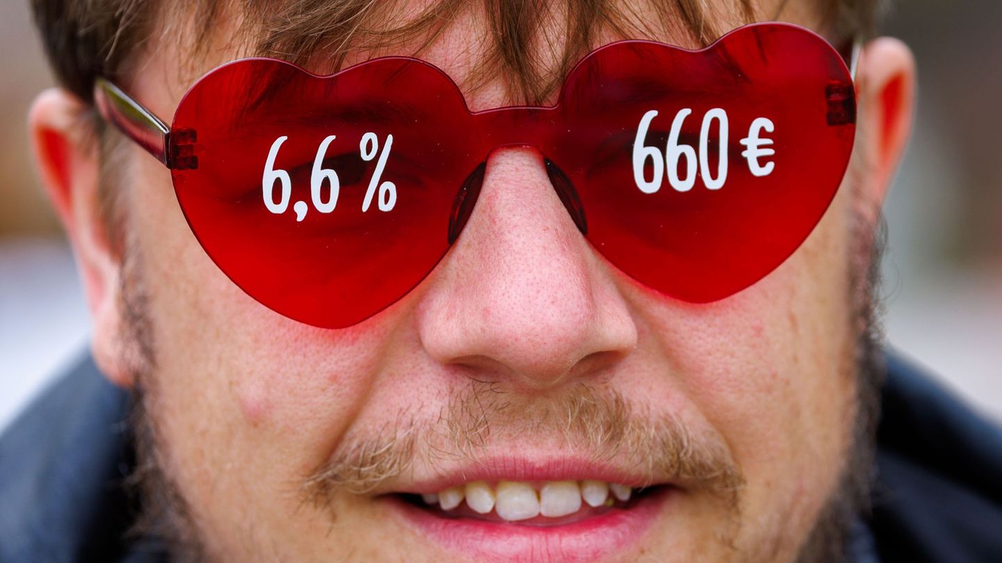 Verdi fordert unter anderem eine Entgelterhöhung von 6,6 Prozent bei einer Laufzeit von zwölf Monaten sowie einen Verdi-Mitglied