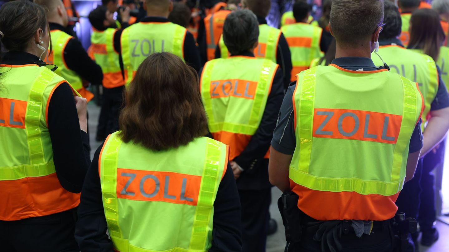 Am Flughafen in Saarbrücken wurde ein Ehepaar bei einer Zollkontrolle mit 60 Kilogramm Obst und Gemüse aus der Türkei erwischt.