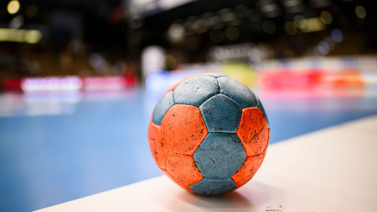 Lasse Ohl vom Handball-Zweitligisten TV Hüttenberg fällt nach einem schweren Autounfall aus. (Archivbild) Foto: Tom Weller/dpa