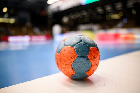 Lasse Ohl vom Handball-Zweitligisten TV Hüttenberg fällt nach einem schweren Autounfall aus. (Archivbild) Foto: Tom Weller/dpa