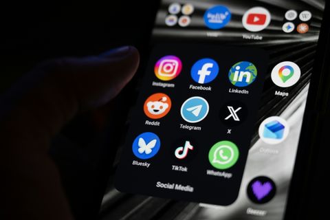Smartphone mit Social-Media-Apps