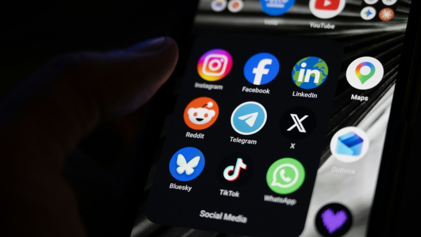 Smartphone mit Social-Media-Apps