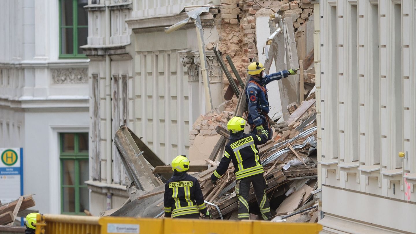 Einsatzkräfte arbeiten in Görlitz an den Trümmern des eingestürzten Gebäudes. Foto: Sebastian Willnow/dpa