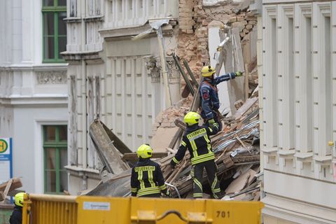 Einsatzkräfte arbeiten in Görlitz an den Trümmern des eingestürzten Gebäudes. Foto: Sebastian Willnow/dpa