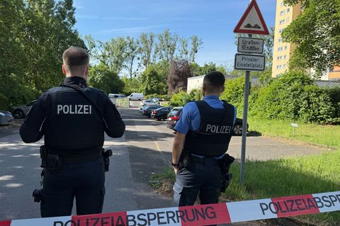 Bei der Spurensicherung ist ein mögliches Tatmittel gefunden worden. Foto: Michael Bauer/dpa
