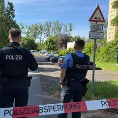 Bei der Spurensicherung ist ein mögliches Tatmittel gefunden worden. Foto: Michael Bauer/dpa