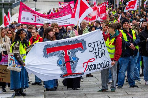 Bis zu 750 Menschen nahmen laut Verdi an Demonstration und Kundgebung in Schwerin teil. Foto: Jens Büttner/dpa