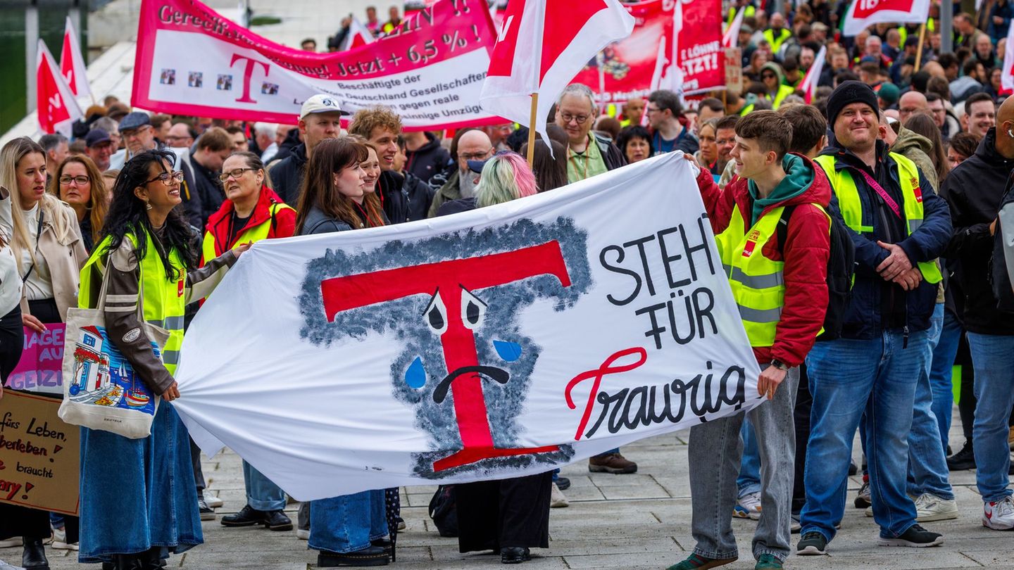 Bis zu 750 Menschen nahmen laut Verdi an Demonstration und Kundgebung in Schwerin teil. Foto: Jens Büttner/dpa
