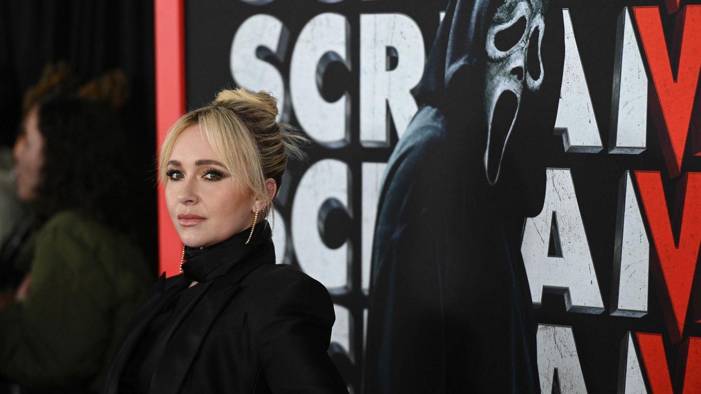 Hayden Panettiere blickt auf dem roten Teppich an der Kamera vorbei