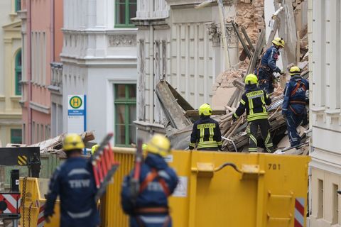 Einsatzkräfte suchen in den Trümmern eines eingestürzten Hauses nach Vermissten. Foto: Sebastian Willnow/dpa