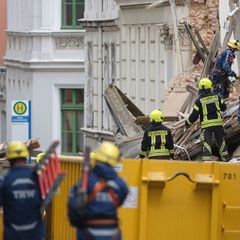 Einsatzkräfte suchen in den Trümmern eines eingestürzten Hauses nach Vermissten. Foto: Sebastian Willnow/dpa