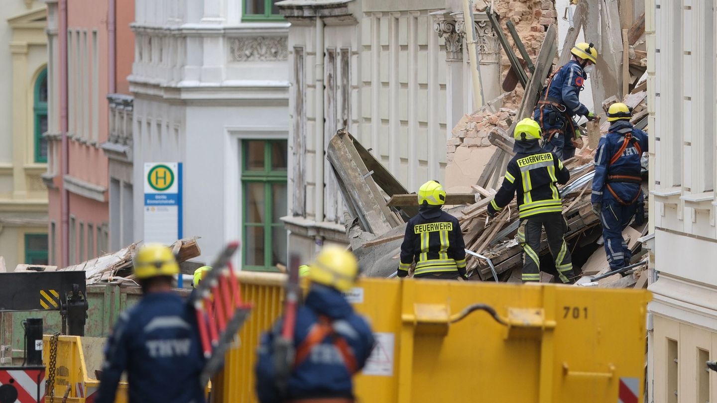 Einsatzkräfte suchen in den Trümmern eines eingestürzten Hauses nach Vermissten. Foto: Sebastian Willnow/dpa