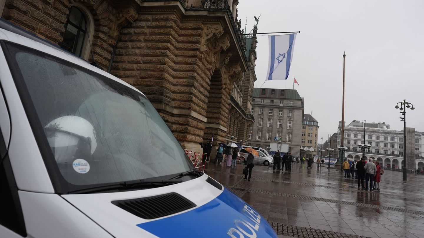 Mit dem Hissen der israelischen Flagge am Rathaus soll ein Zeichen gegen einen antisemitischen Vorfall gesetzt werden. (Archivbi