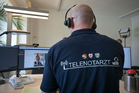 Telenotärzte helfen aus der Ferne. (Archivbild) Foto: Heiko Rebsch/dpa