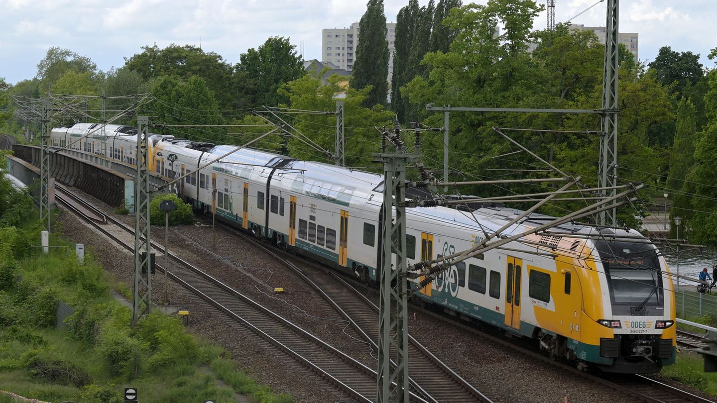 Auf Teilen der RE1-Strecken fahren künftig mehr Regios mit acht Wagen. Foto: Michael Bahlo/dpa