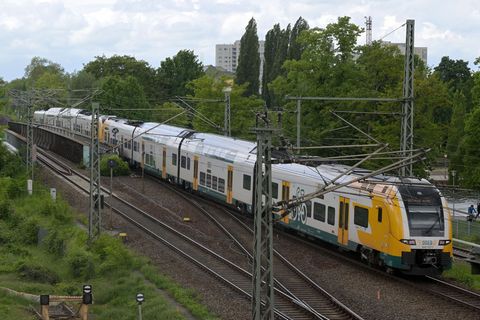 Auf Teilen der RE1-Strecken fahren künftig mehr Regios mit acht Wagen. Foto: Michael Bahlo/dpa