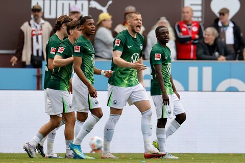 Favorit in der Relegation: Der VfL Wolfsburg mit seinem Abwehrchef Denis Vavro. Foto: Philipp Szyza/dpa
