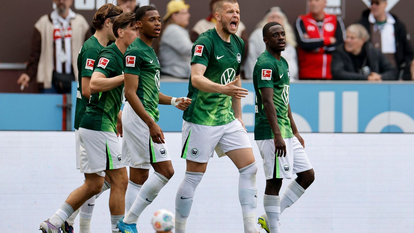 Favorit in der Relegation: Der VfL Wolfsburg mit seinem Abwehrchef Denis Vavro. Foto: Philipp Szyza/dpa