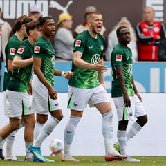 Favorit in der Relegation: Der VfL Wolfsburg mit seinem Abwehrchef Denis Vavro. Foto: Philipp Szyza/dpa