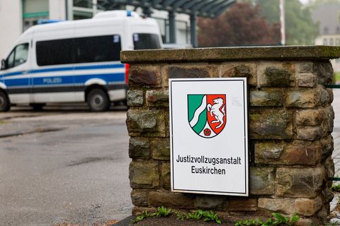 In der JVA Euskirchen gab es Durchsuchungen von Staatsanwaltschaft und Polizei.(Symbolbild) Foto: Thomas Banneyer/dpa