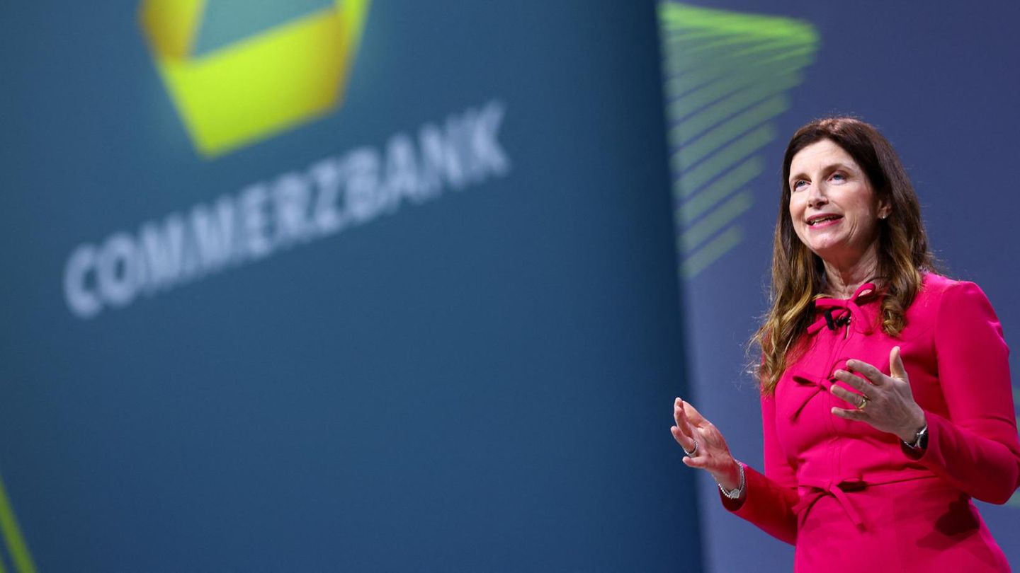 Commerzbank-Chefin Bettina Orlopp spircht auf der Hauptversammlung