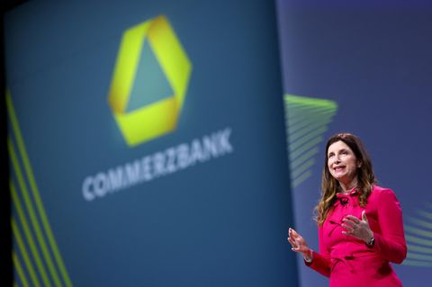 Commerzbank-Chefin Bettina Orlopp spircht auf der Hauptversammlung