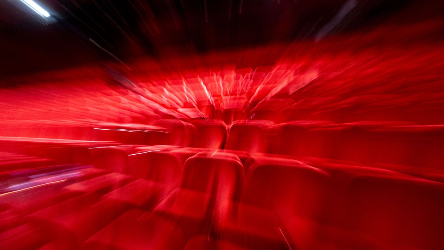 Das Theater in Bocholt vermisst etwa 600 rote Klappsessel. (Symbolbild) Foto: Monika Skolimowska/dpa