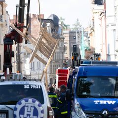 Die Einsatzkräfte müssen vorsichtig arbeiten. Foto: Sebastian Kahnert/dpa