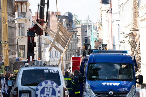 Die Einsatzkräfte müssen vorsichtig arbeiten. Foto: Sebastian Kahnert/dpa