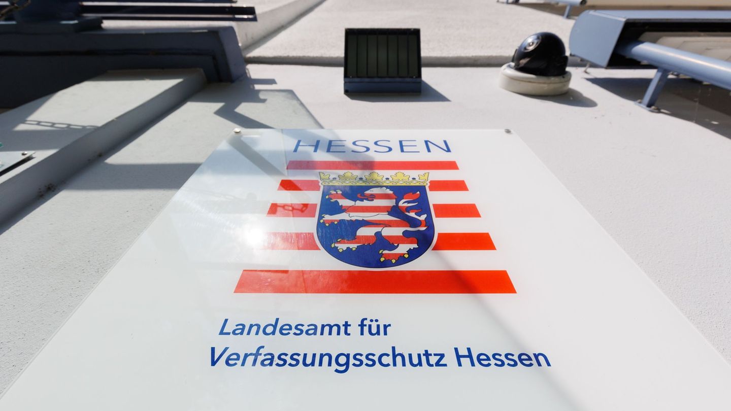 Die Behörde der hessischen Verfassungsschützer befindet sich in der Landeshauptstadt Wiesbaden. (Archivbild) Foto: Lando Hass/dp