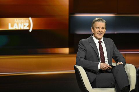 Markus Lanz sitzt in Anzug gekleidet auf einem Sessel