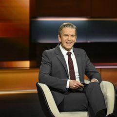 Markus Lanz sitzt in Anzug gekleidet auf einem Sessel