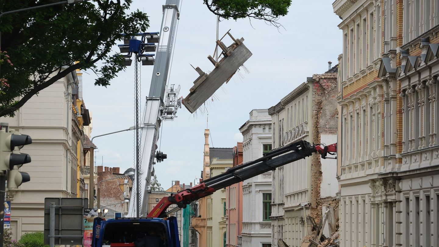 An dem eingestürzten Haus in Görlitz werden Trümmerteile mit einem Kran geborgen. Foto: Sebastian Willnow/dpa